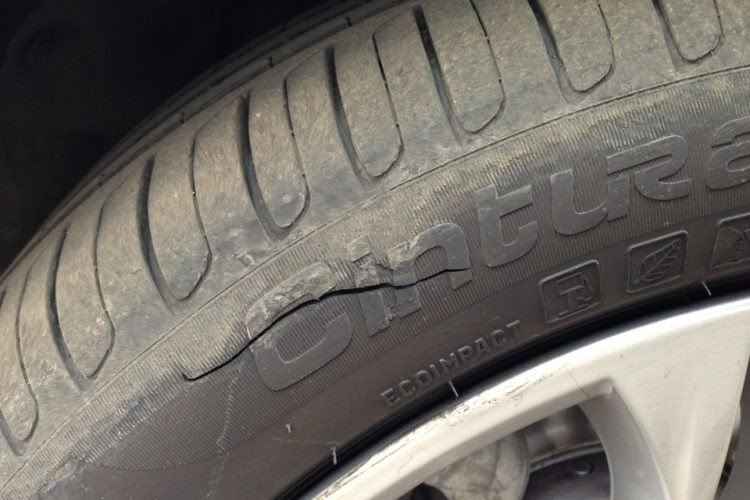 Cracked tyre sidewall